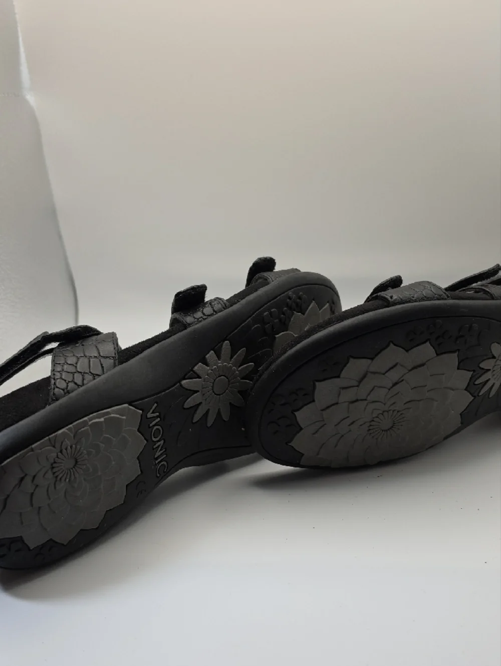 Vionic Black AMBER Sandals - Picture 3 of 5